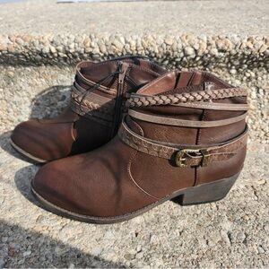 Chic Brown Ankle Boots with Braided Strap